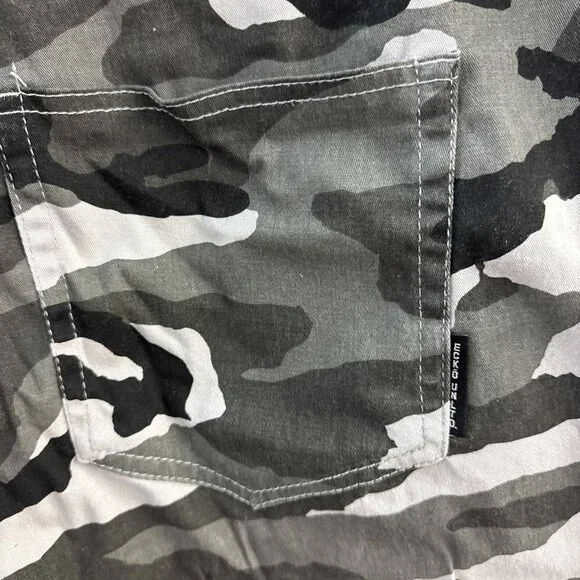 Ecko Unltd Camouflage Cargo Shorts Men's 44 Gray Black - B3 - Picture 2 of 8